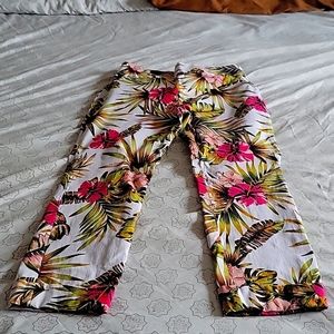 Women's New York and company crop floral Pants. pants size med.